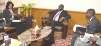 Le Ministre des Finances et du Budget Monsieur MBOGO Ngabo Seli reçoit Madame MONICA BATHIA, Chef du Secrétariat du Forum mondial sur la transparence et l’échange de renseignements à des fins fiscales