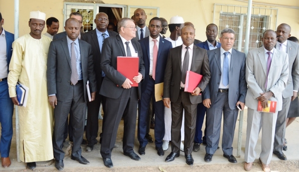 Le Ministre des Finances et du Budget signe une Convention de Bancarisation des recettes de l’Etat avec les banques